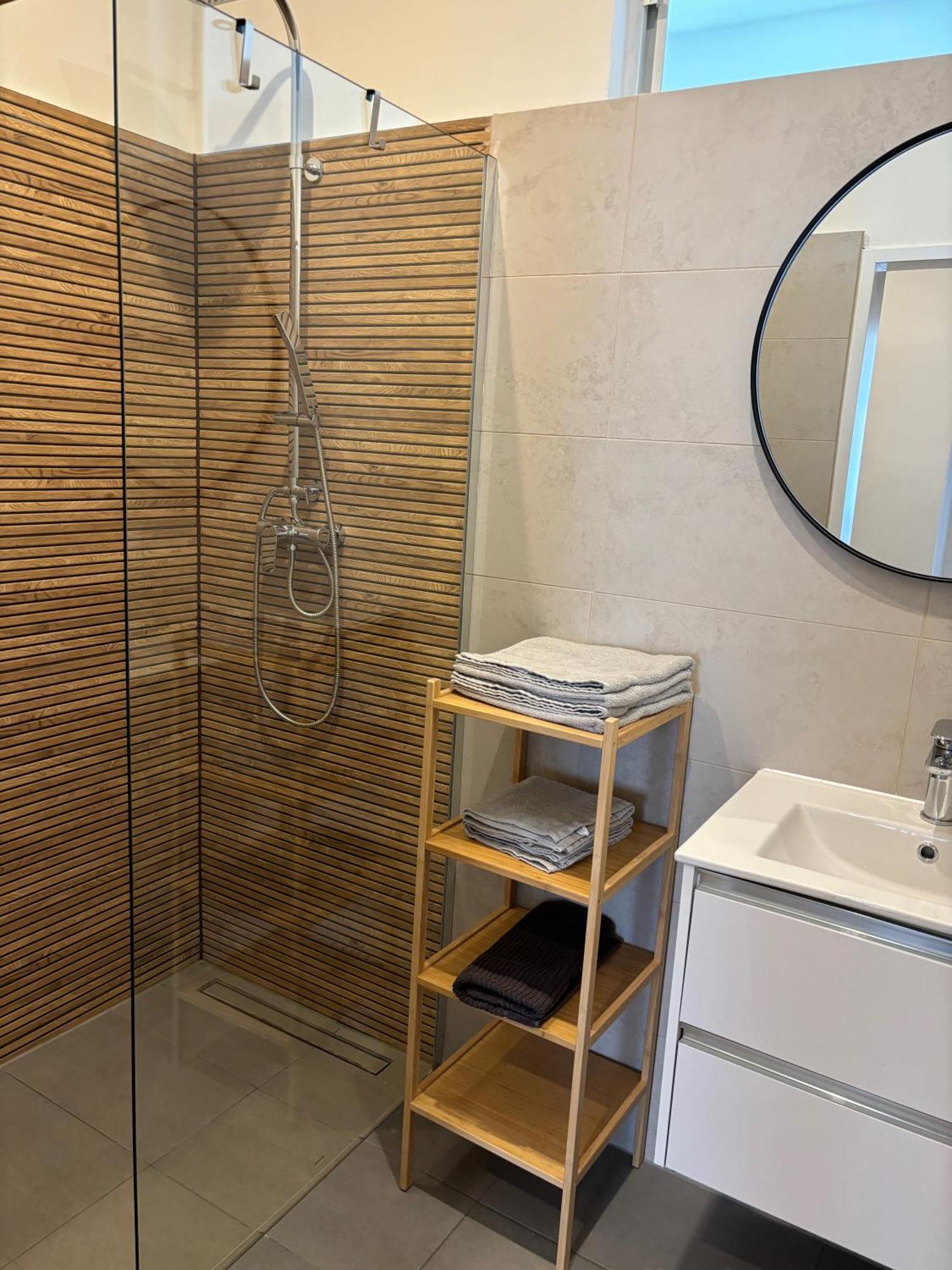 Traumhafte Wohnung Fuer 3, Grosszuegig, Walk In Dusche Wien Exterior foto